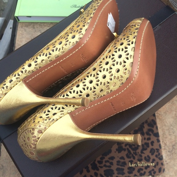 Alaia Laser Cut Gold Heels - Picture 4 of 4